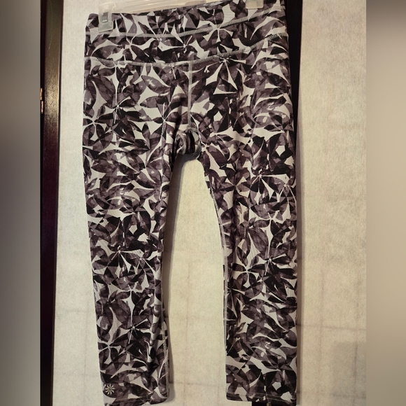 Athleta Pants - Athleta Fitness athletic Wear. Leaf Print Leggings